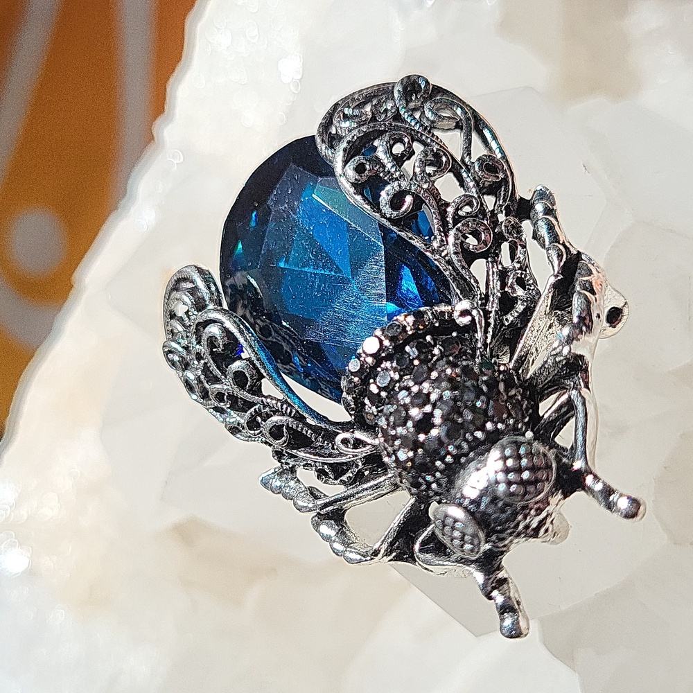 🪰 Brand new XL fly brooch - Picture 10 of 13